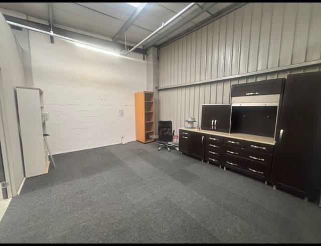 550M² WAREHOUSE TO LET IN STIKLAND INDUSTRIAL